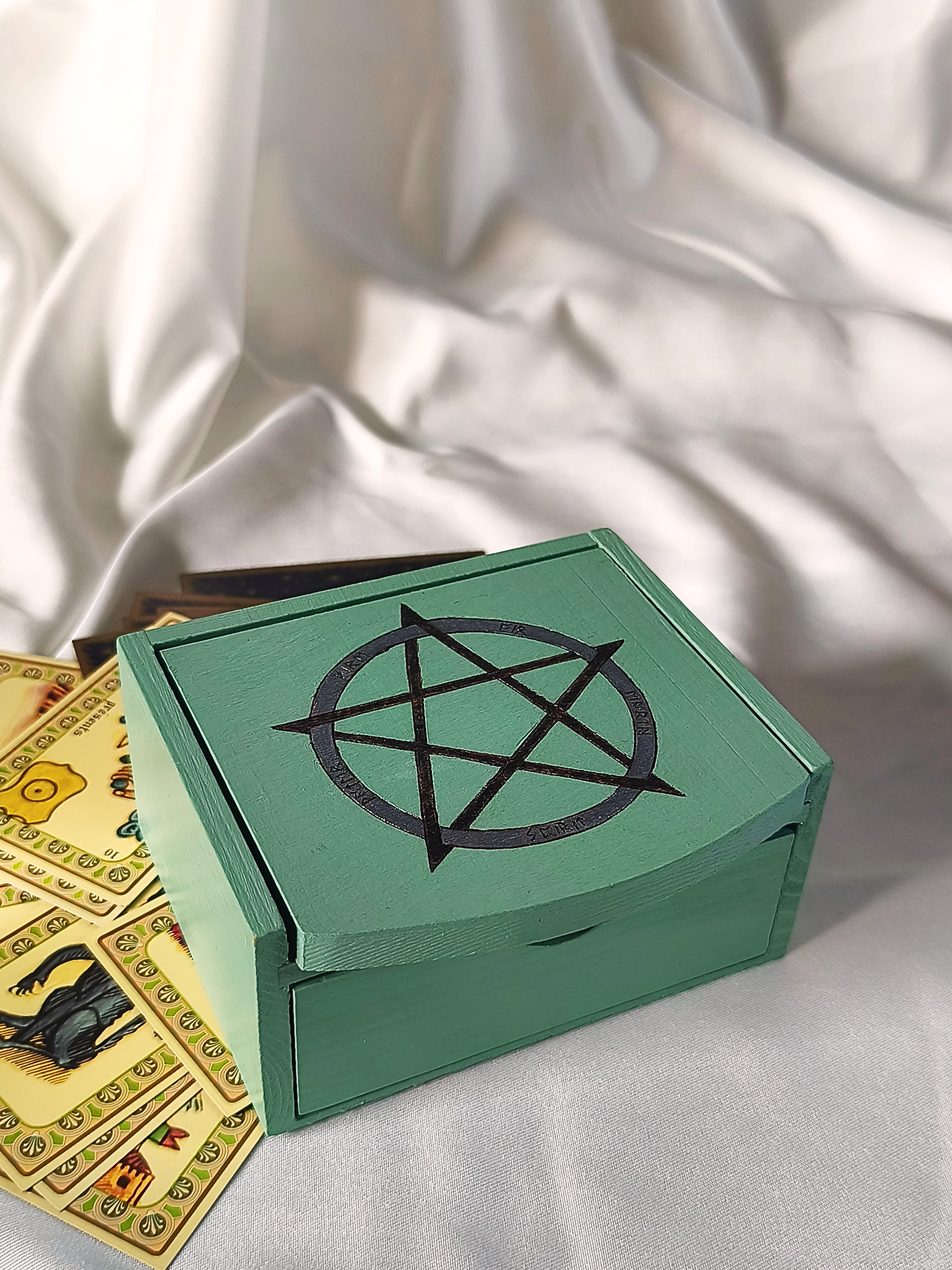 Boîte à bijoux pentacle et runes