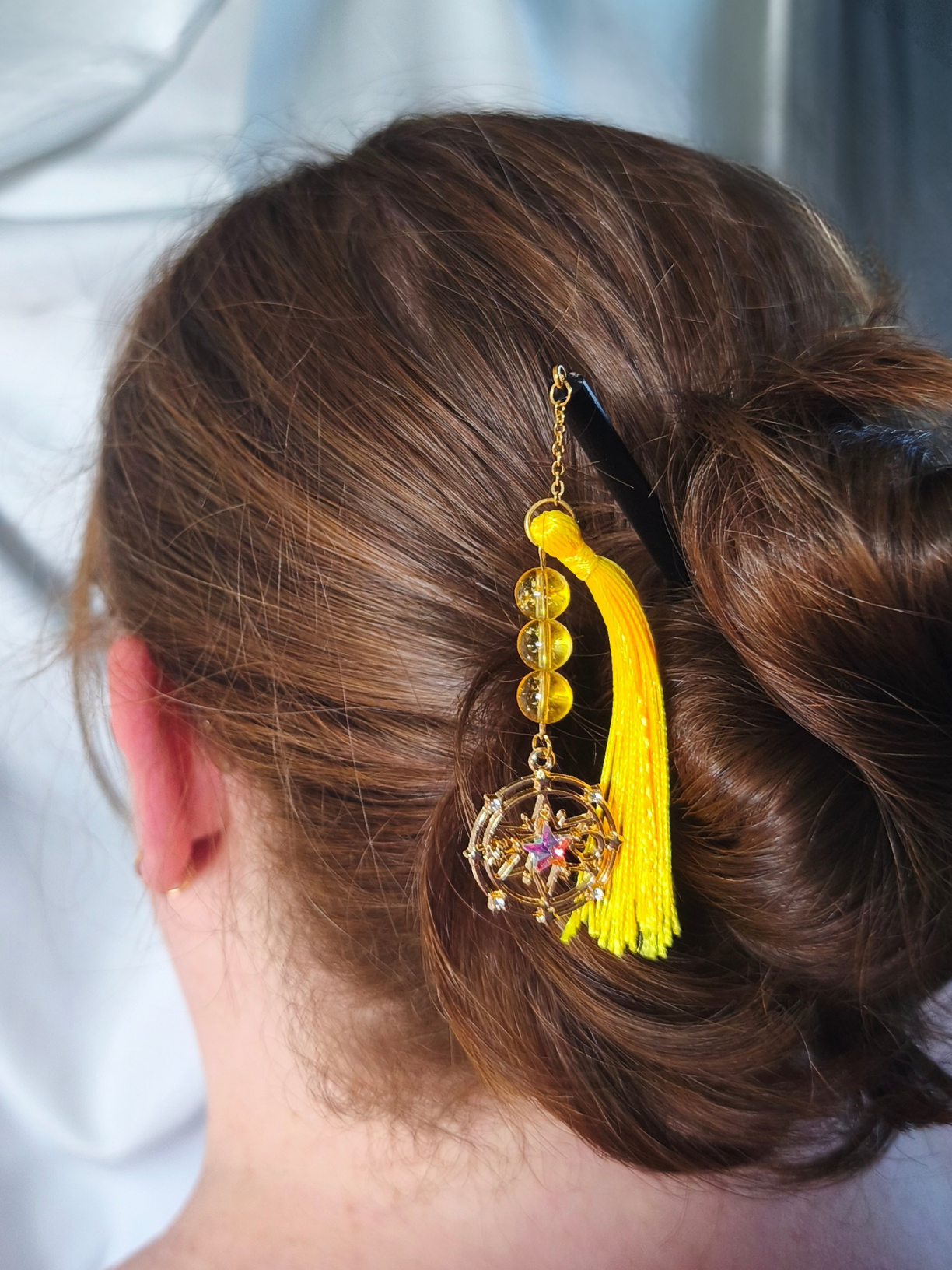 Pic à cheveux citrine – bois et finition dorée