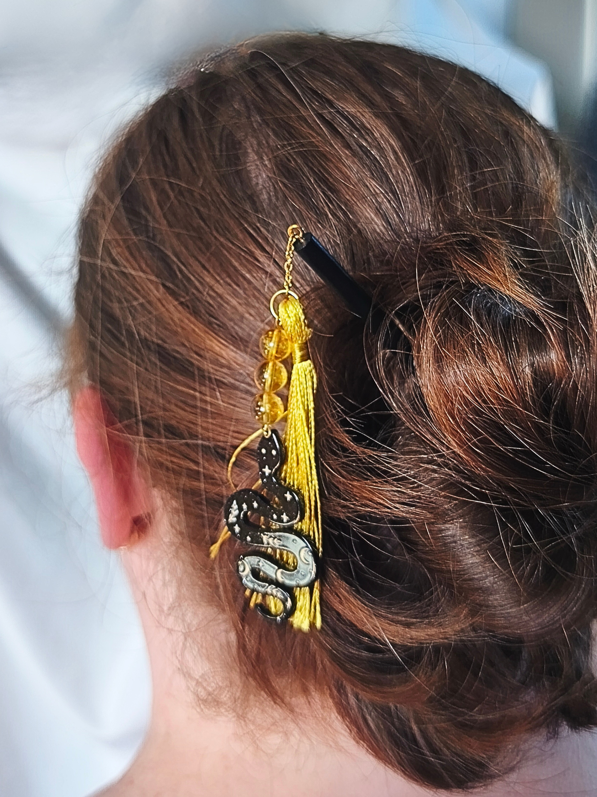 Pic à cheveux citrine serpent – bois et finition dorée