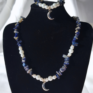 Collier chips lapis lazuli et perles nacrées – finition argentée