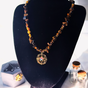 Collier chips et perles œil de tigre – finition dorée