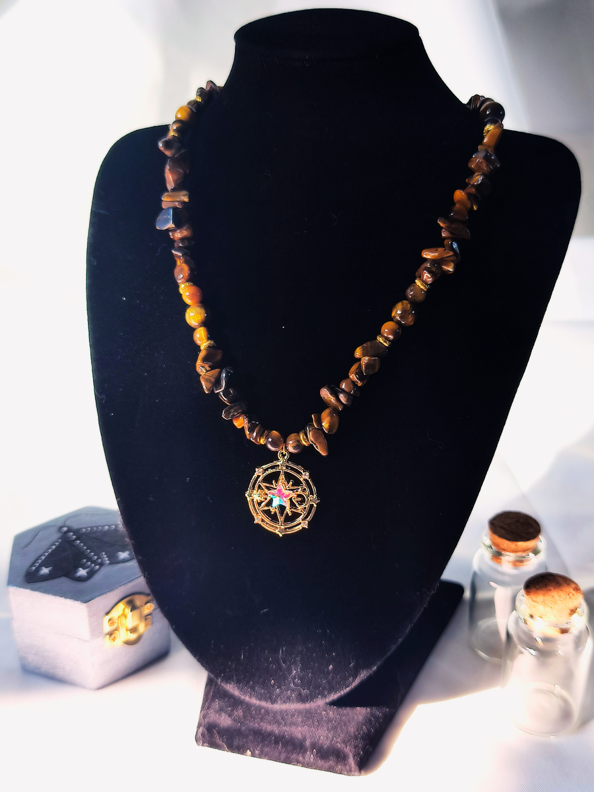 Collier chips et perles œil de tigre – finition dorée