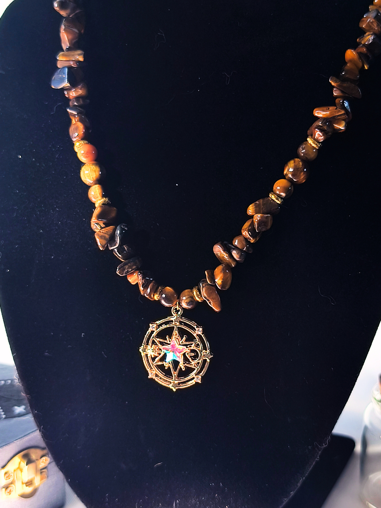 Collier chips et perles œil de tigre – finition dorée