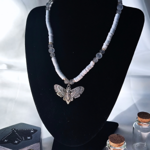 Collier heishi blanc et cristal de roche – finition argentée