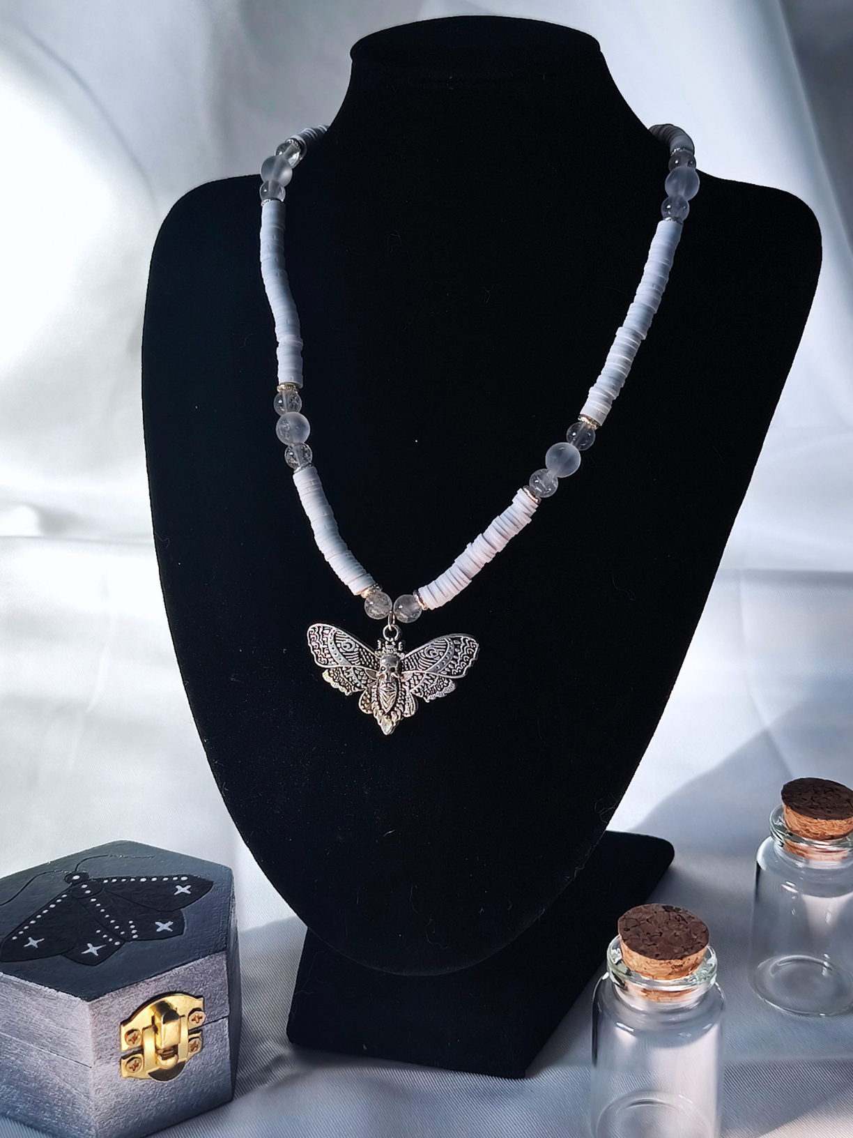 Collier heishi blanc et cristal de roche – finition argentée