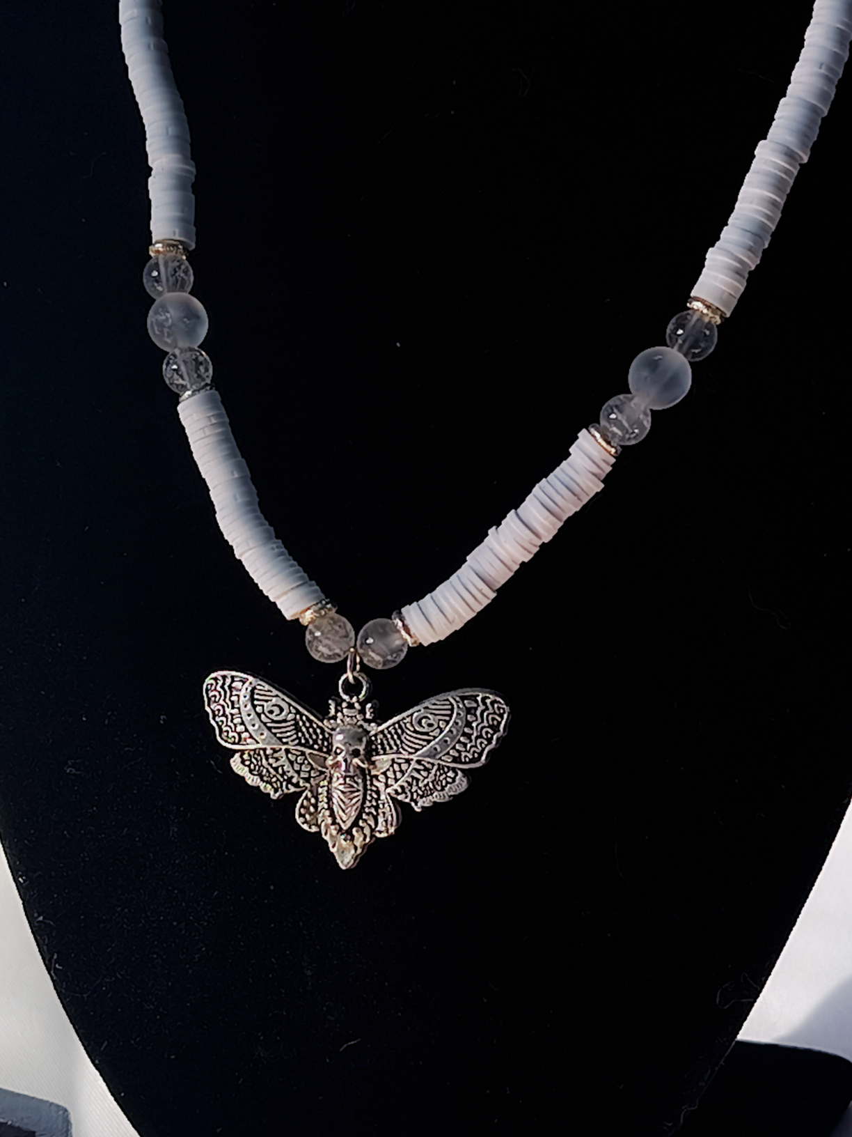 Collier heishi blanc et cristal de roche – finition argentée