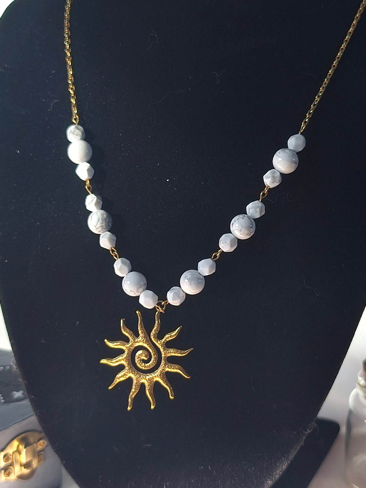 Collier howlite – finition dorée
