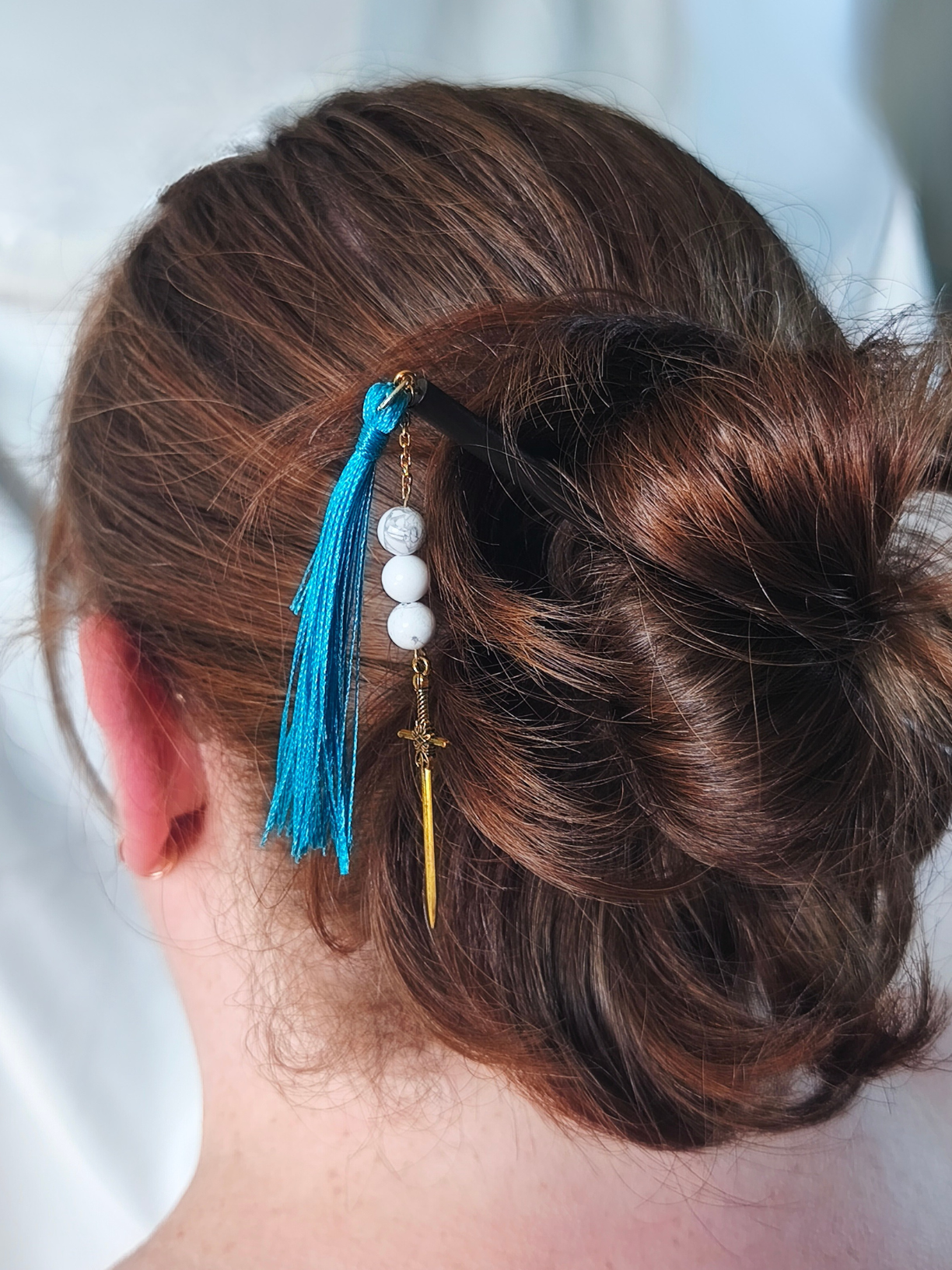 Pic à cheveux howlite – bois et finition dorée