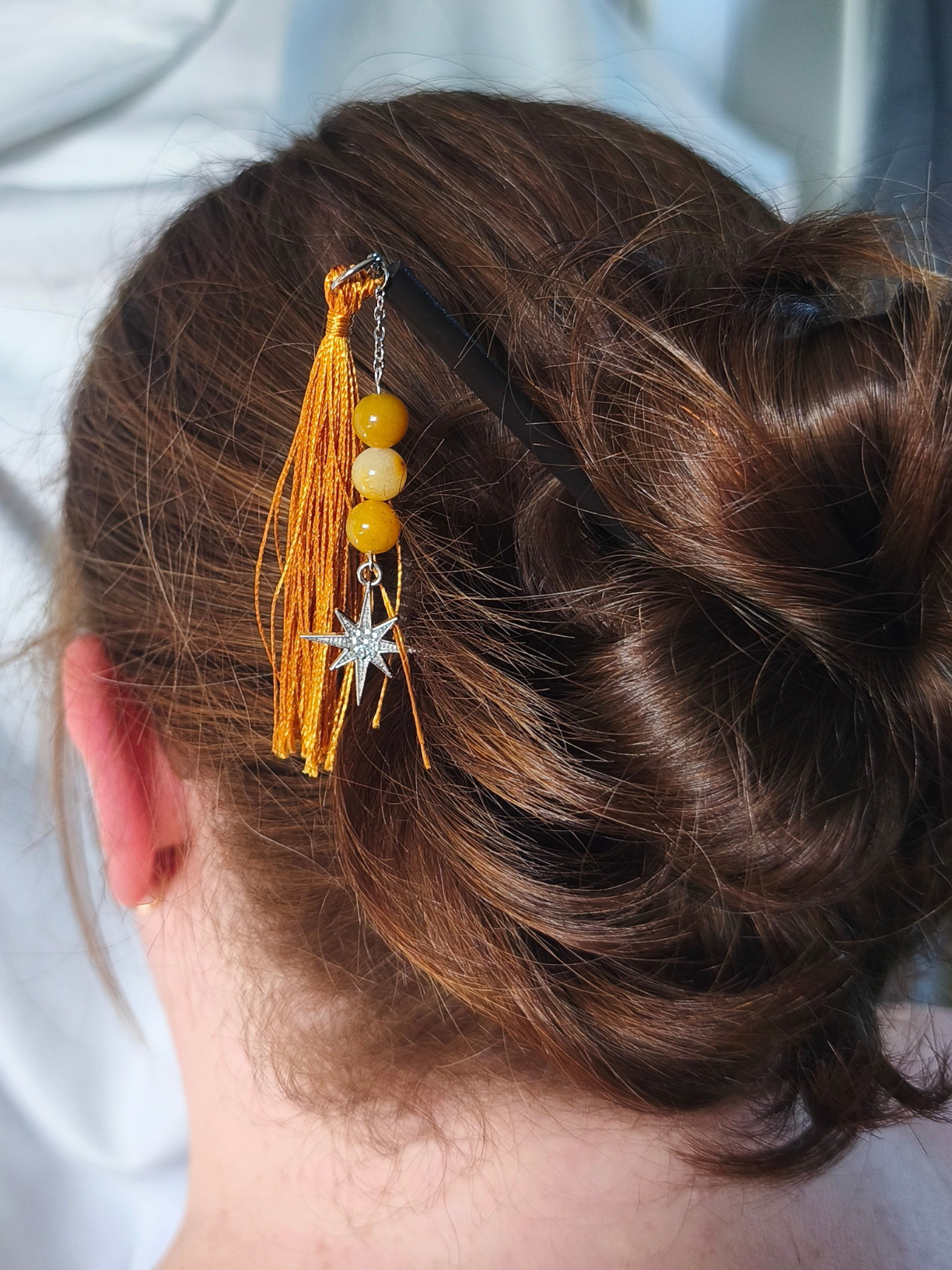 Pic à cheveux aventurine jaune – bois et finition dorée