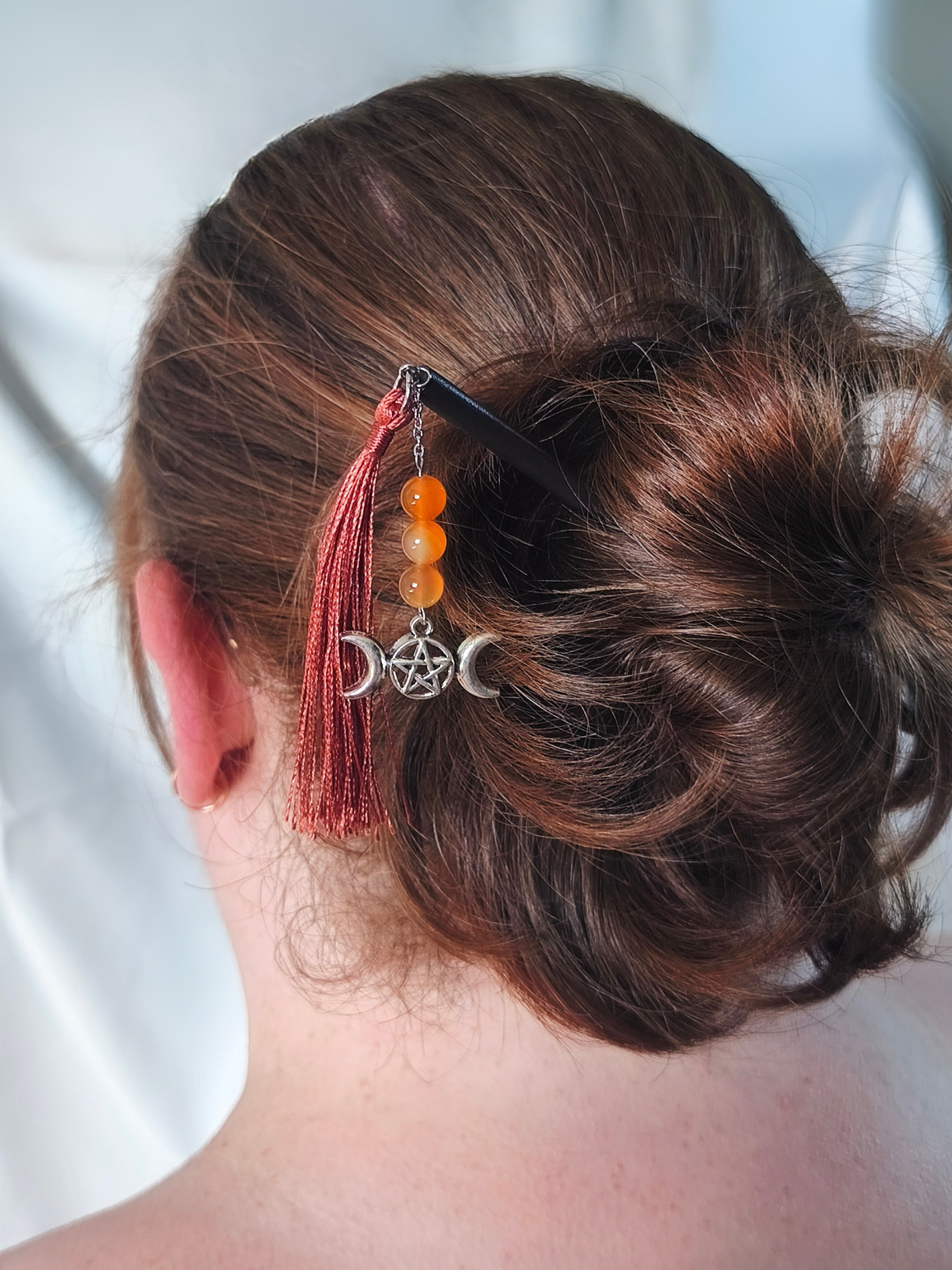 Pic à cheveux cornaline – bois et finition argentée