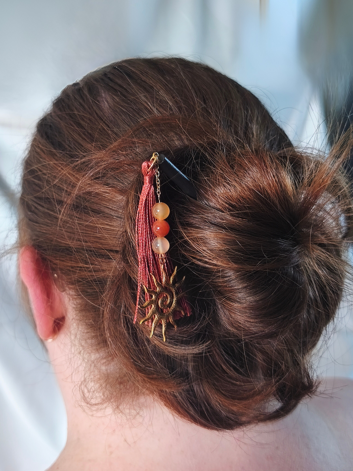 Pic à cheveux cornaline doré – bois et finition dorée