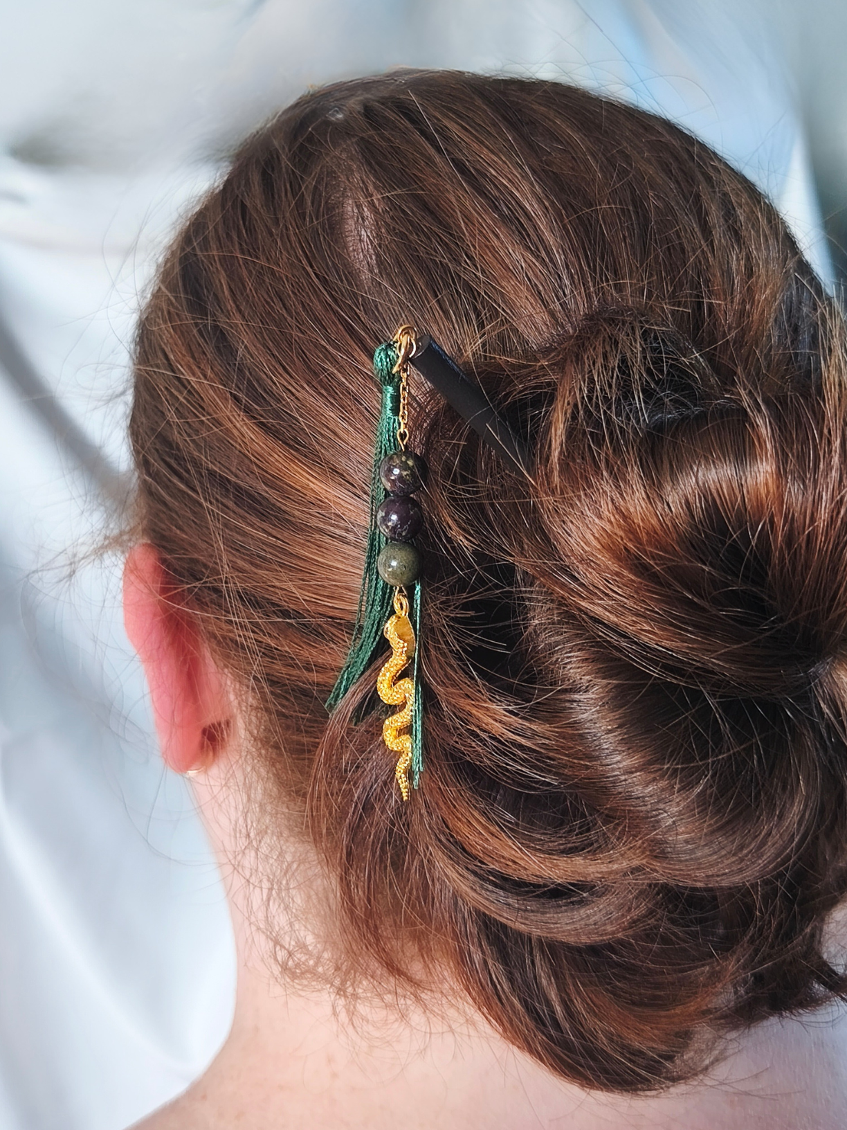 Pic à cheveux jaspe sang de dragon – bois et finition dorée