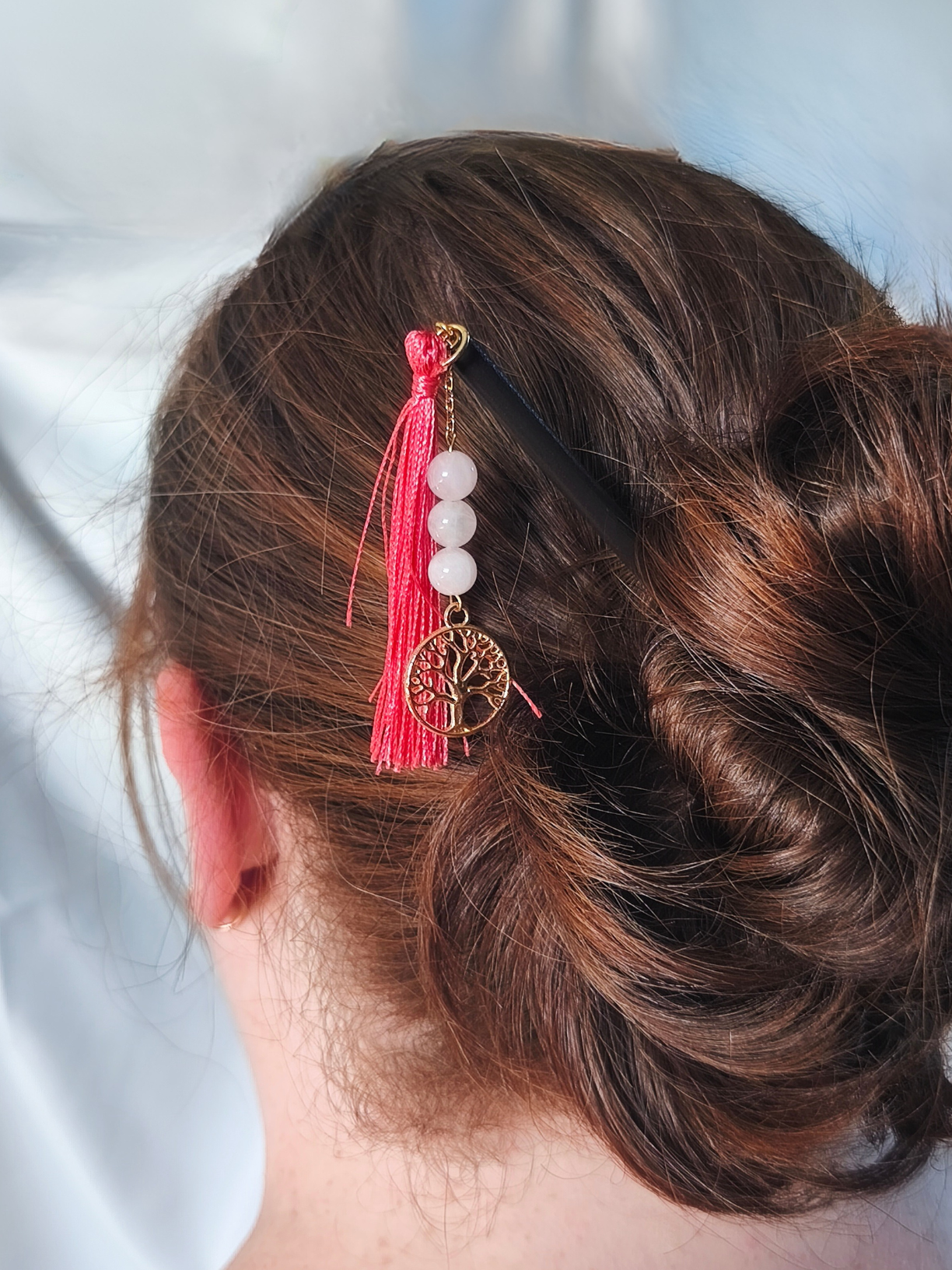 Pic à cheveux quartz rose – bois et finition dorée